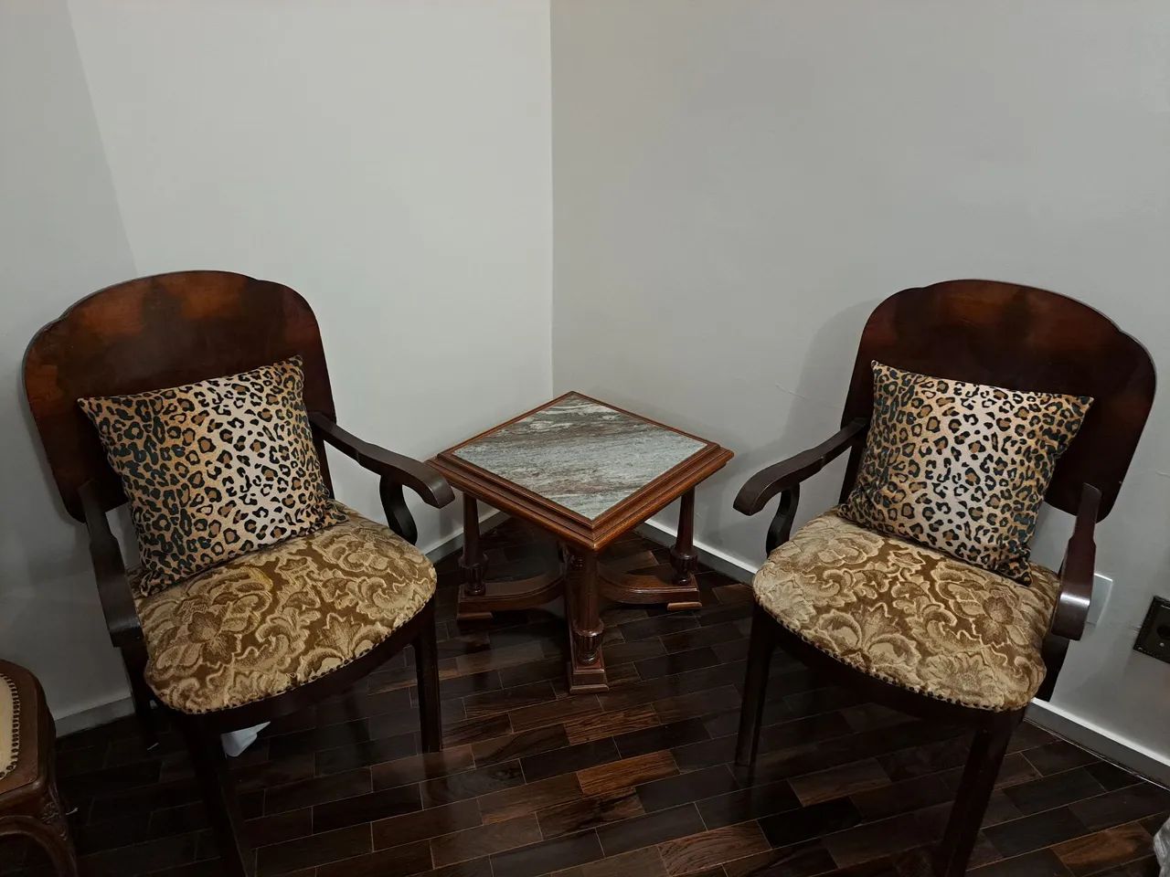 Duas cadeiras estilo antigo em madeira e estofado