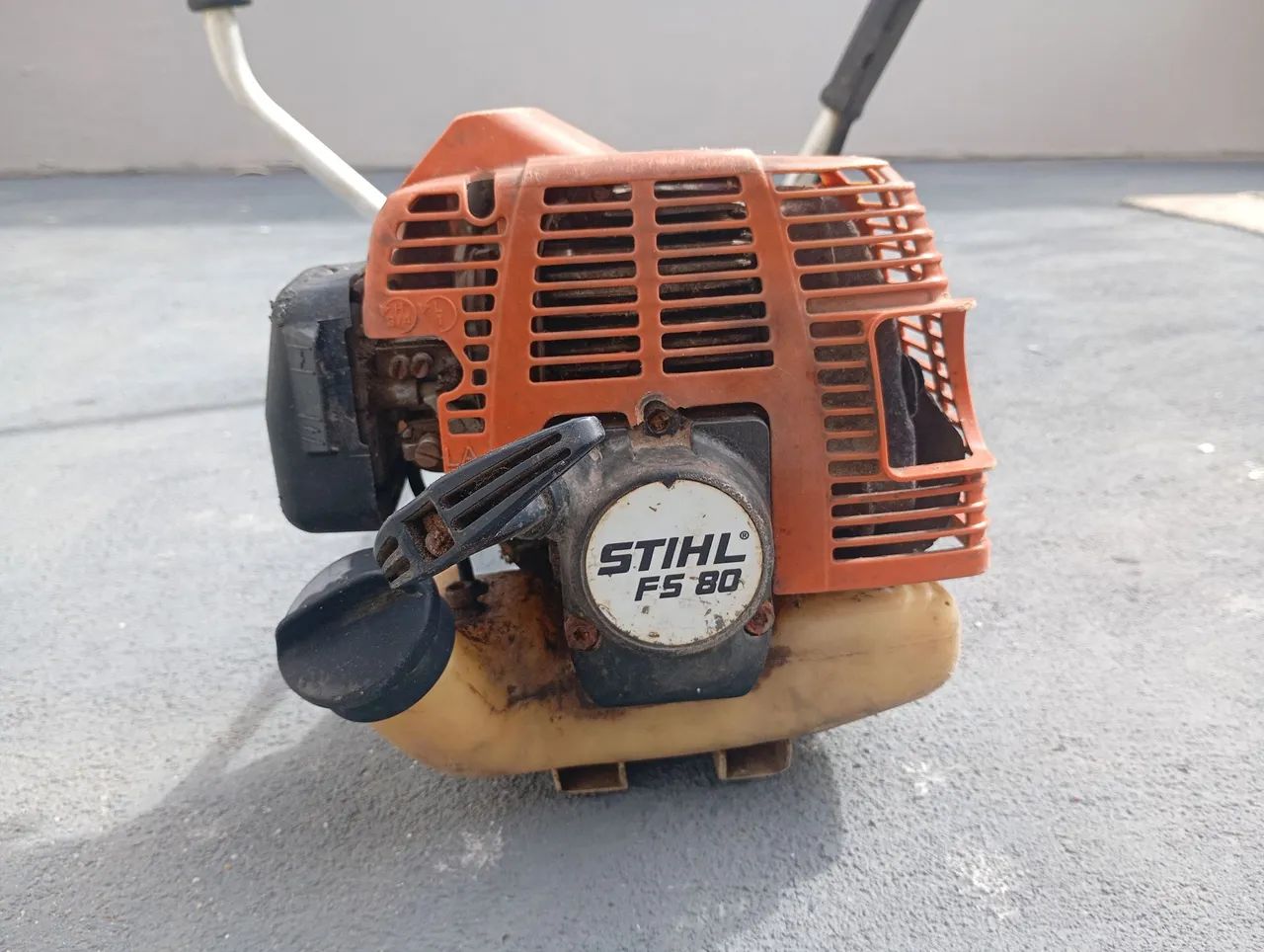 Roçadeira stilh 80 cilindradas sem conjunto de corte "cabeça"