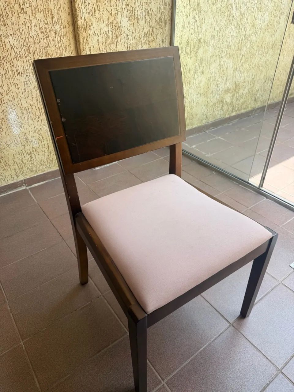 Mesa de vidro com base em madeira e 8 cadeiras  - Foto 3