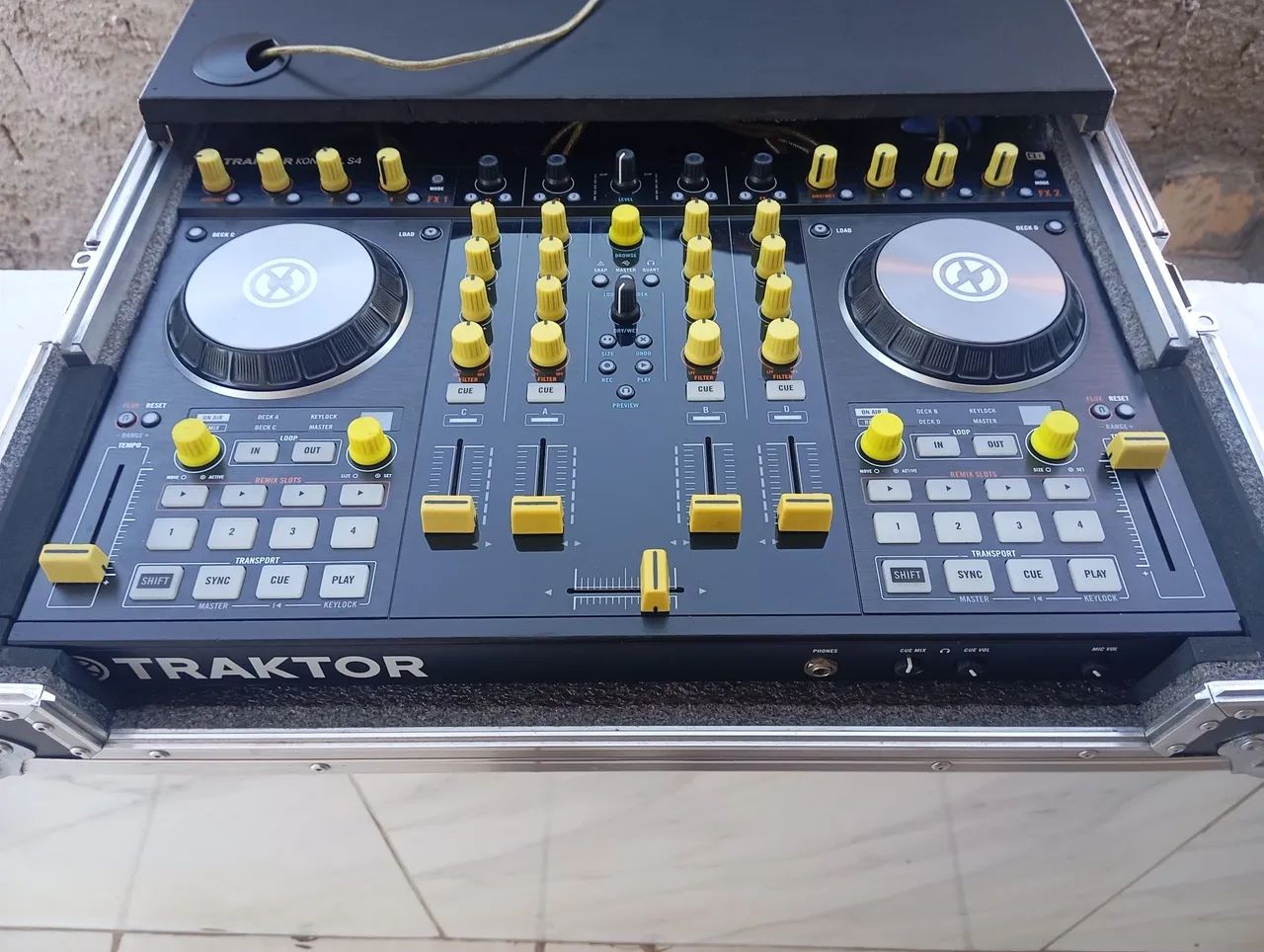 Vendo ou troco Ddj Traktor s4 mk2 tudo funcionando perfeitamente  - Foto 4