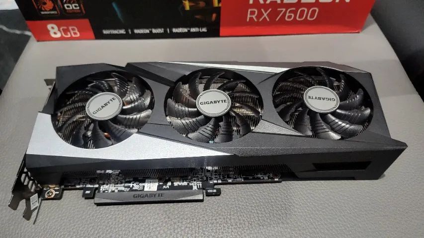 Placa de Vídeo RX 7600 Gigabyte OC, 8gb GDDR6, 128 bit, Triple-Fan - Valor Final/Só Venda!