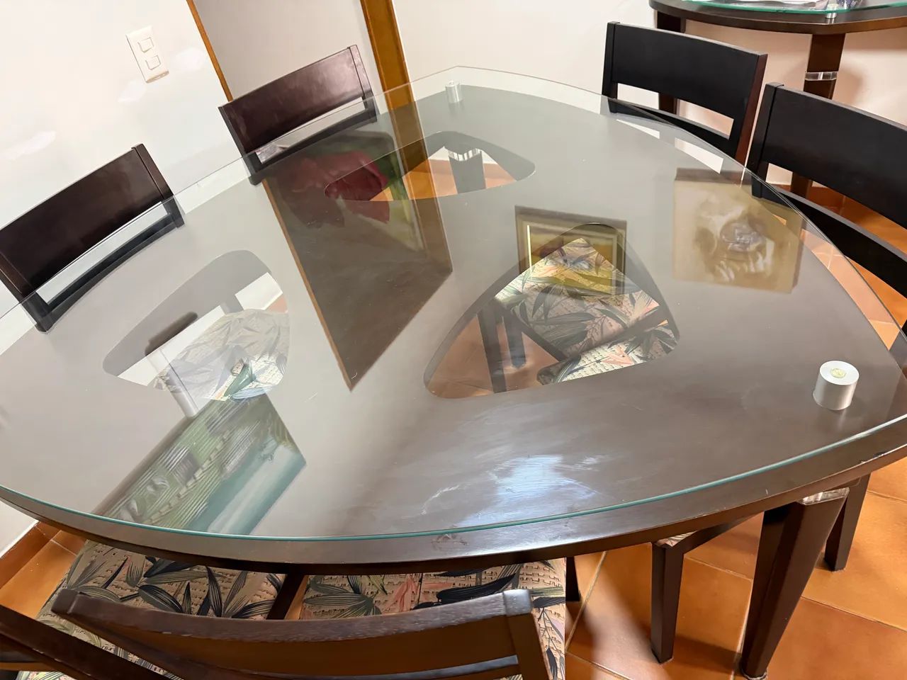 Mesa de Madeira linda com 06 cadeiras todas perfeitas, não tem nenhum - Foto 2