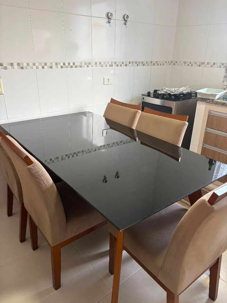 Mesa com tampo de vidro e 6 cadeiras estofadas - Foto 2