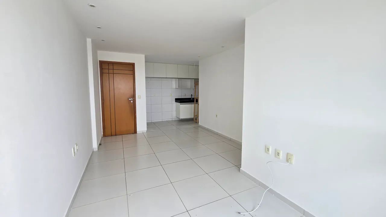 ALUGO APARTAMENTO COM 2/4 SENDO UM SUÍTE e COM VARANDA.  VALOR R$2.700,00 - Foto 2