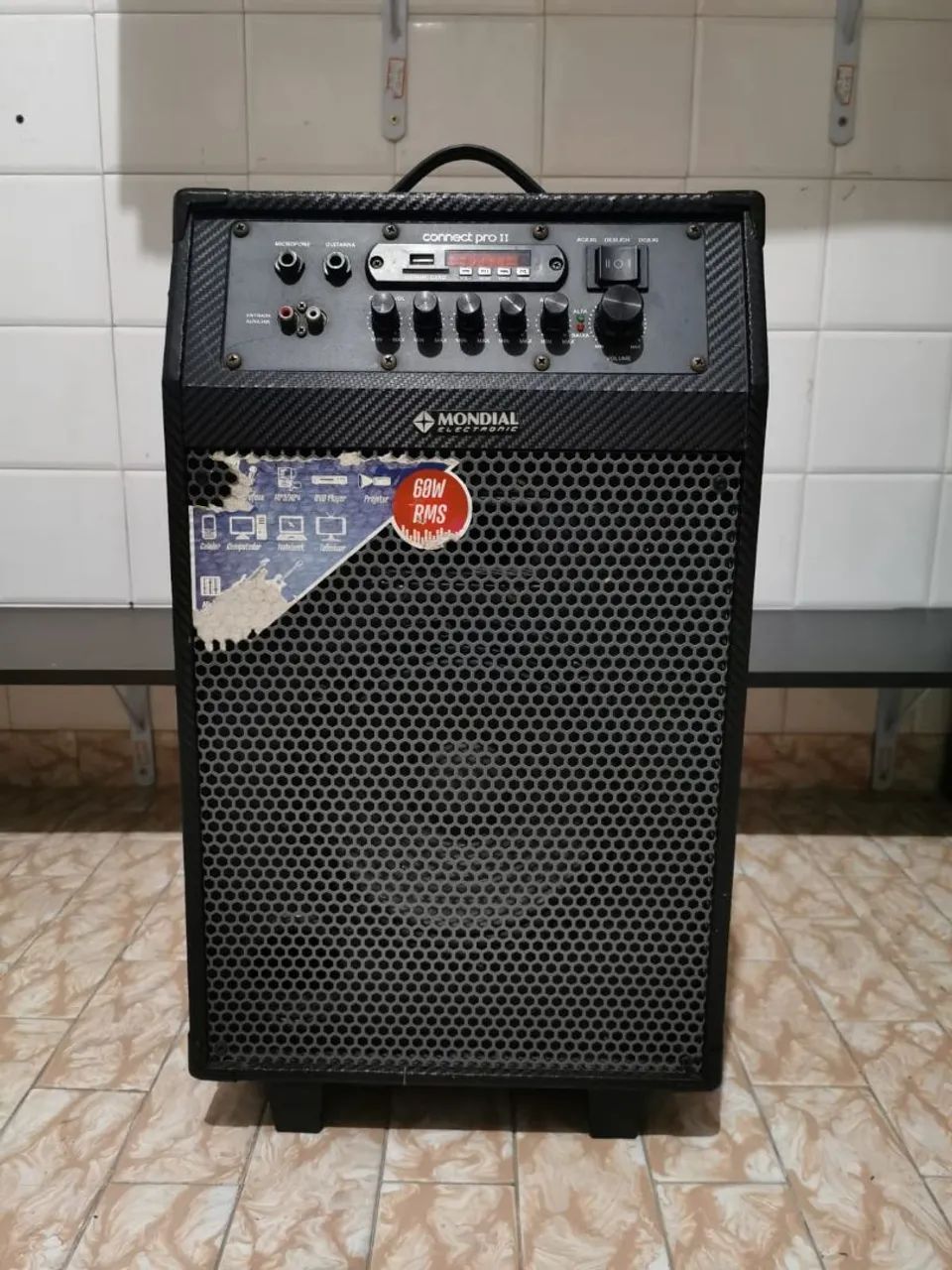 Caixa com rodinha.