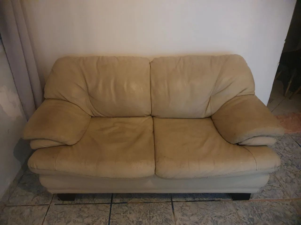 Sofá de couro legítimo.  (cor: bege) 1,70cm largura
