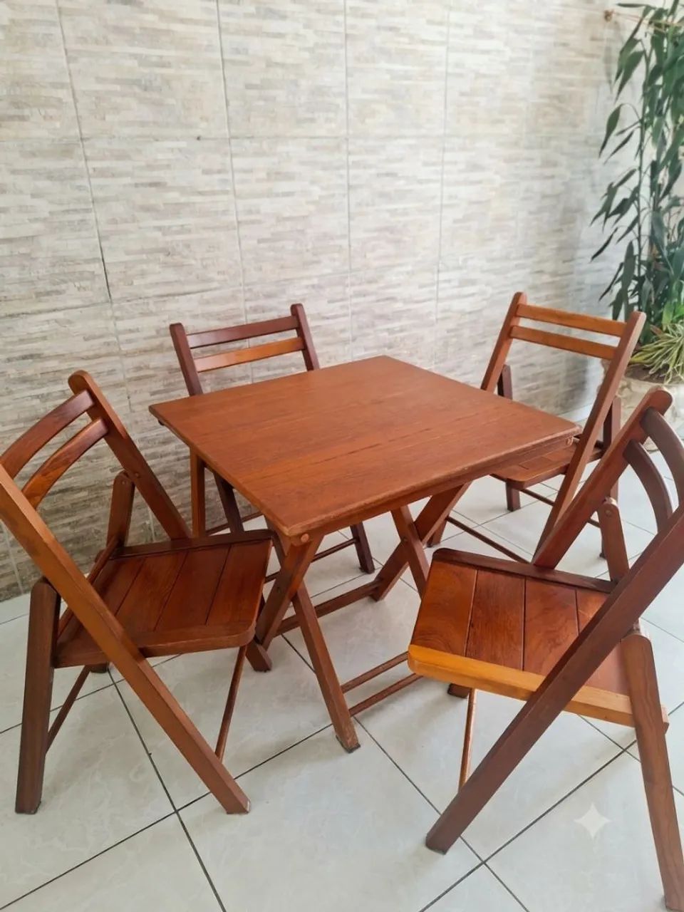 Mesa com 4 cadeiras dobráveis - madeira robusta - Foto 3