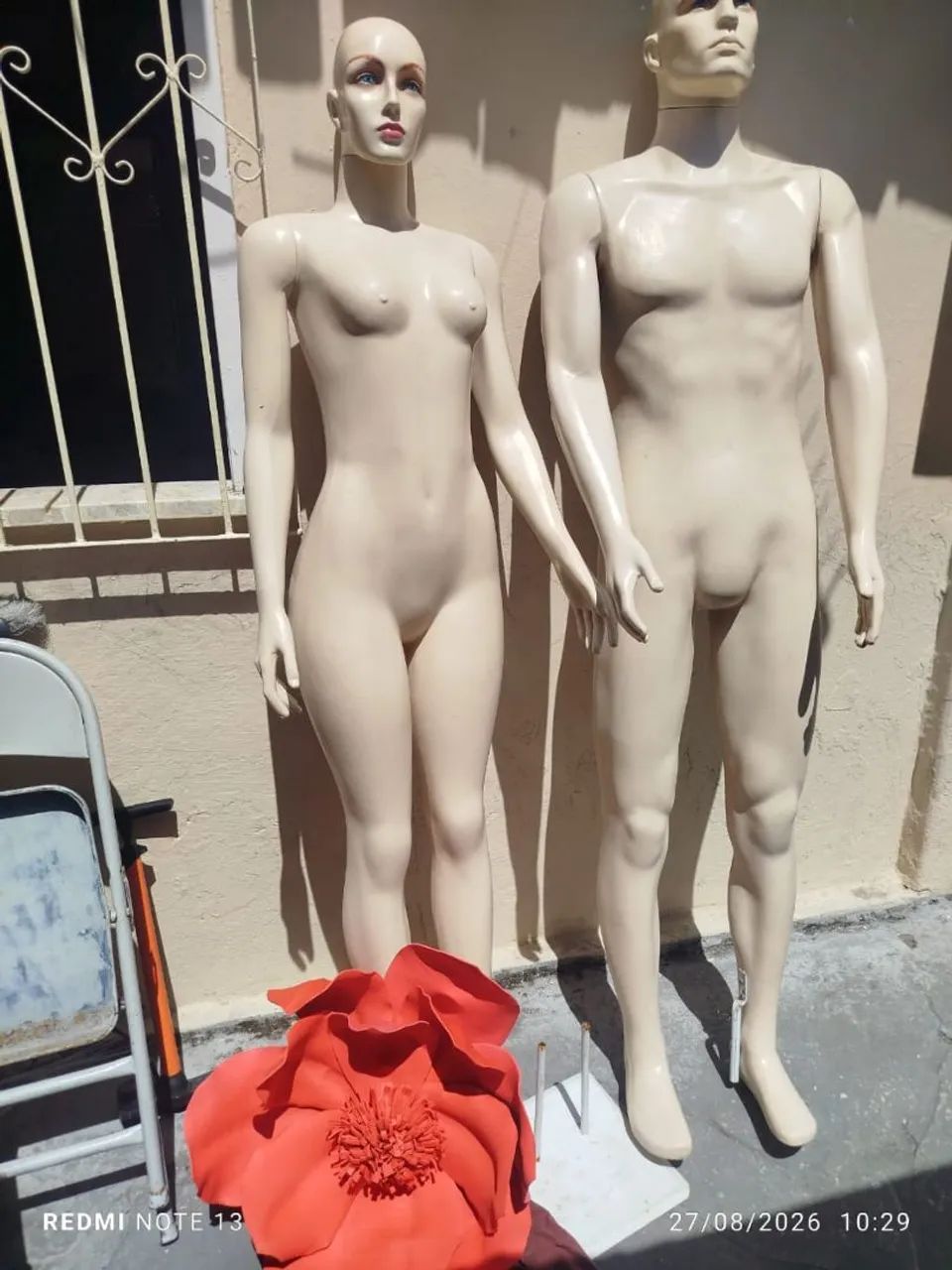 Vendo 2 manequins um masculino completo e outro feminino tel *05)