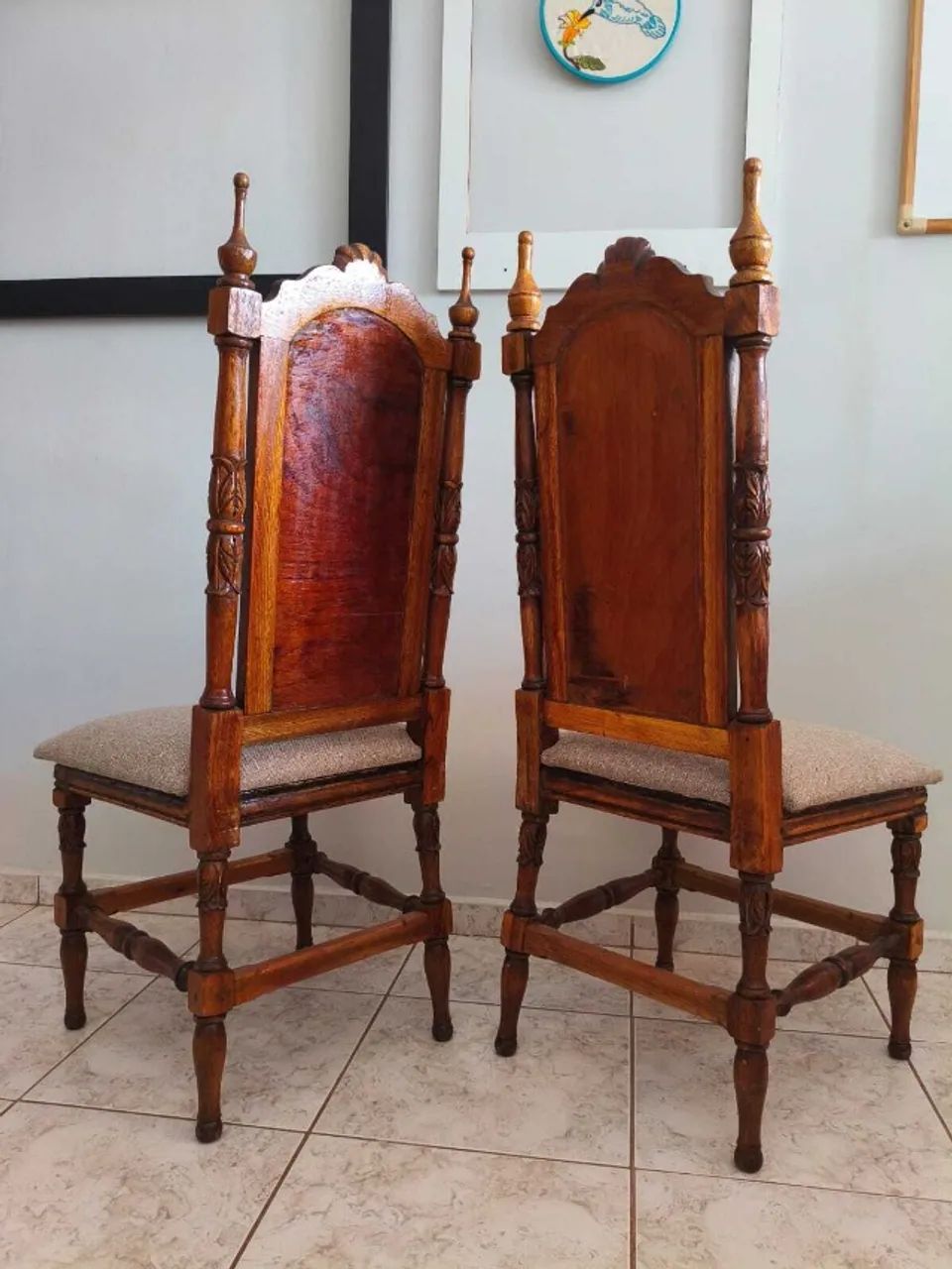 Cadeiras Estofadas de Madeira de Lei - Foto 4