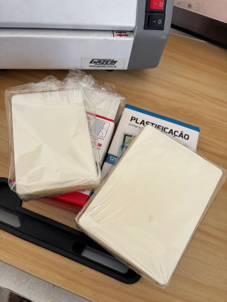 Plastificadora Gazela + kit completo com materiais - Foto 3