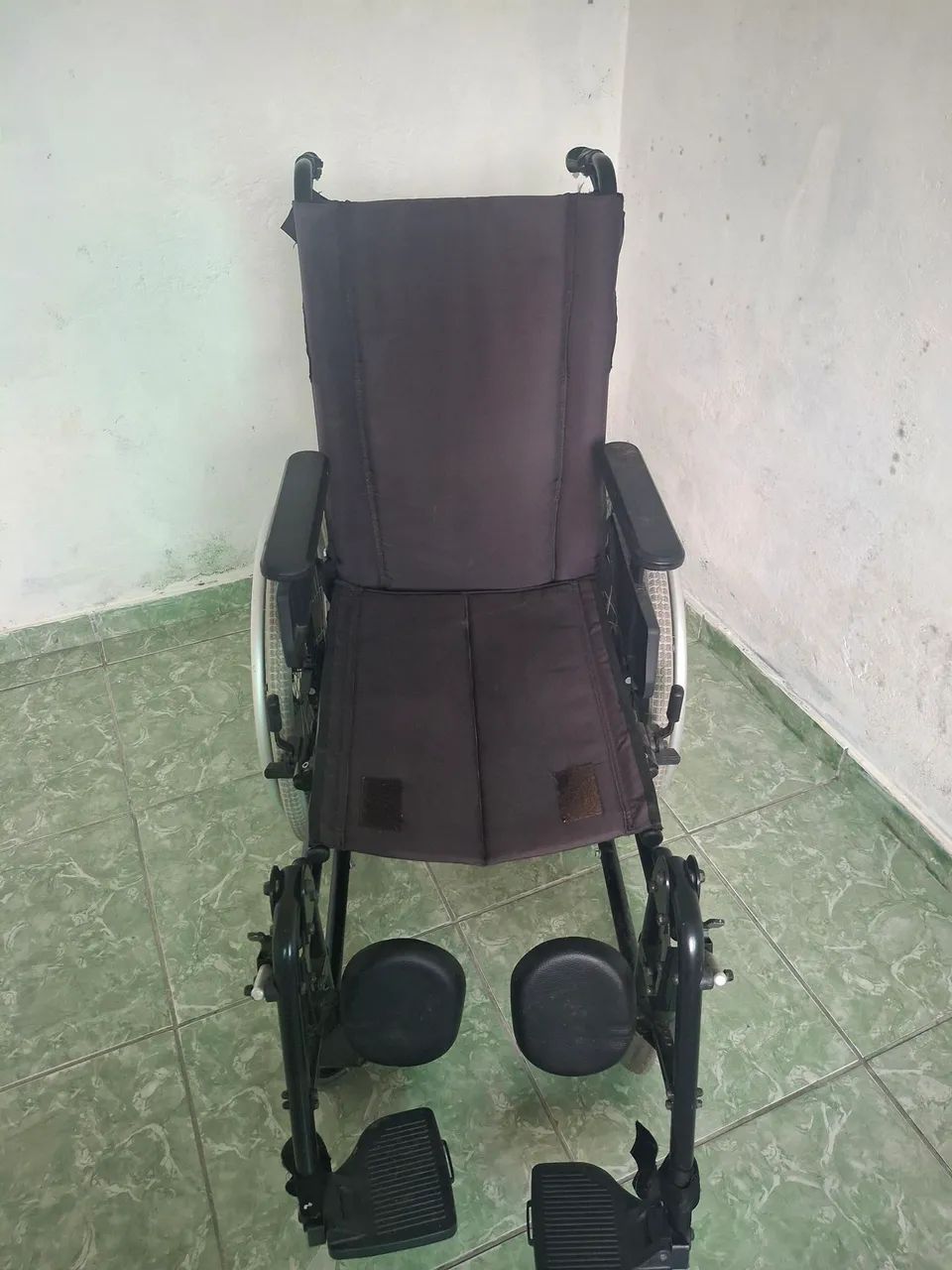 Vendo cadeira de roda normal 