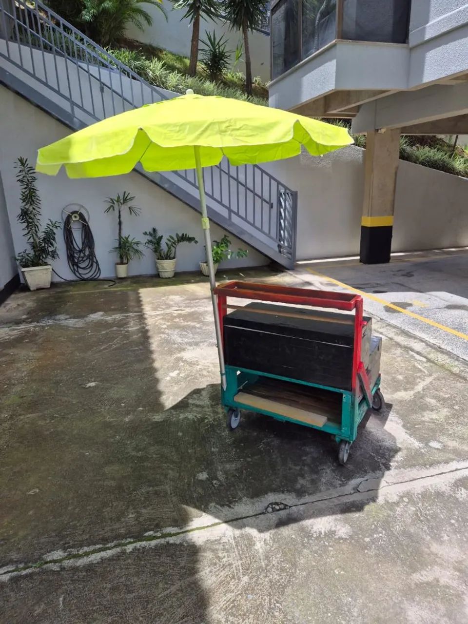 Carrinho para venda de bebidas em eventos, com caixa de isopor e guarda-sol - Foto 2