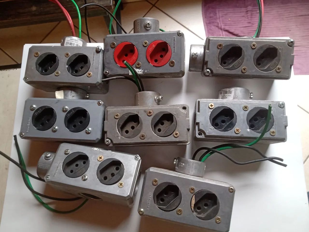 6 Conduletes de metal 1" com 2 tomadas 20A e 2 Conduletes de metal 1" com 2 tomadas de 10A