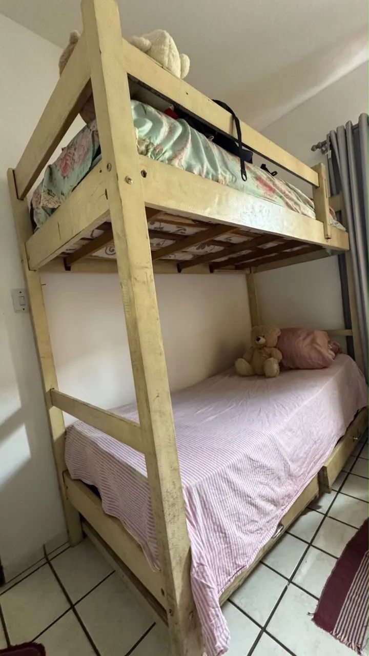Cama beliche de madeira