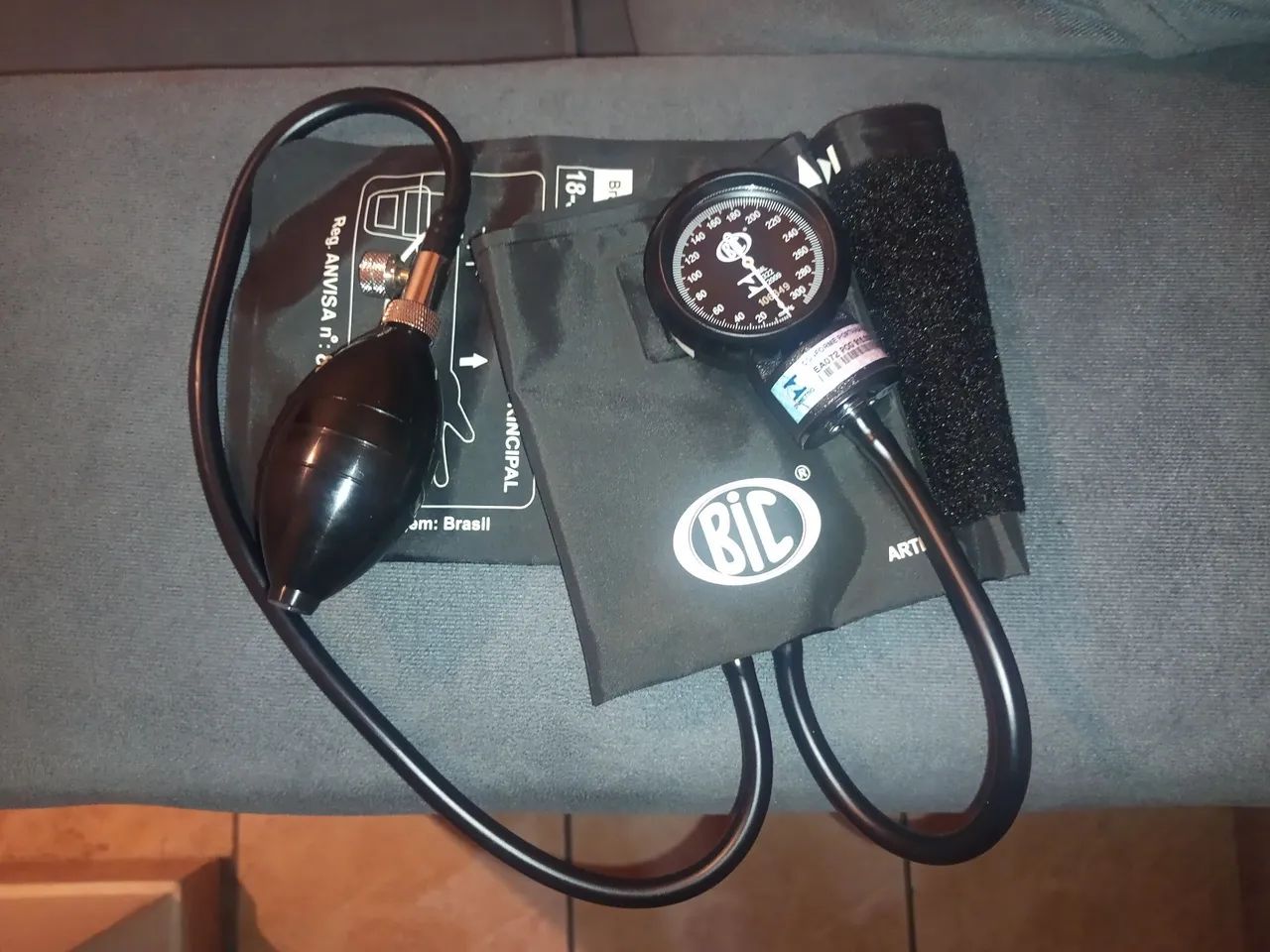 Conjunto Esfigmomanômetro + estetoscópio Bic e Oxímetro Led. - Foto 2