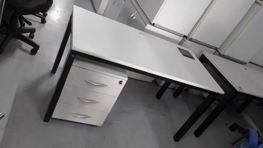 Mesa Com Gaveteiro Com Pé Preto - Para Ambiente De Escritório  - Foto 2