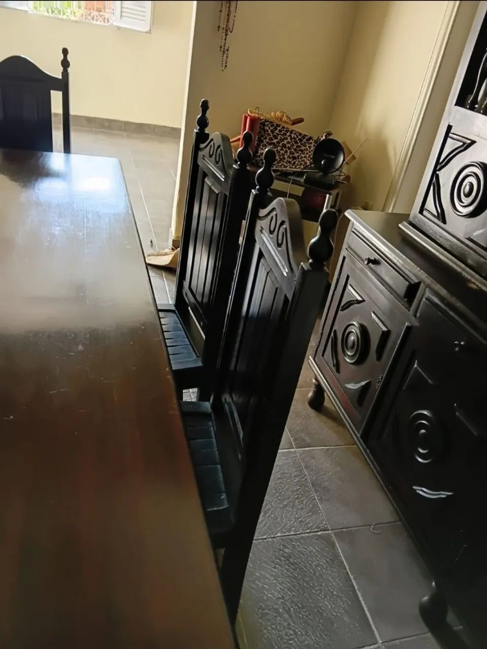 Conjunto mesa em madeira  com 6 cadeiras e arca buffet - Foto 5