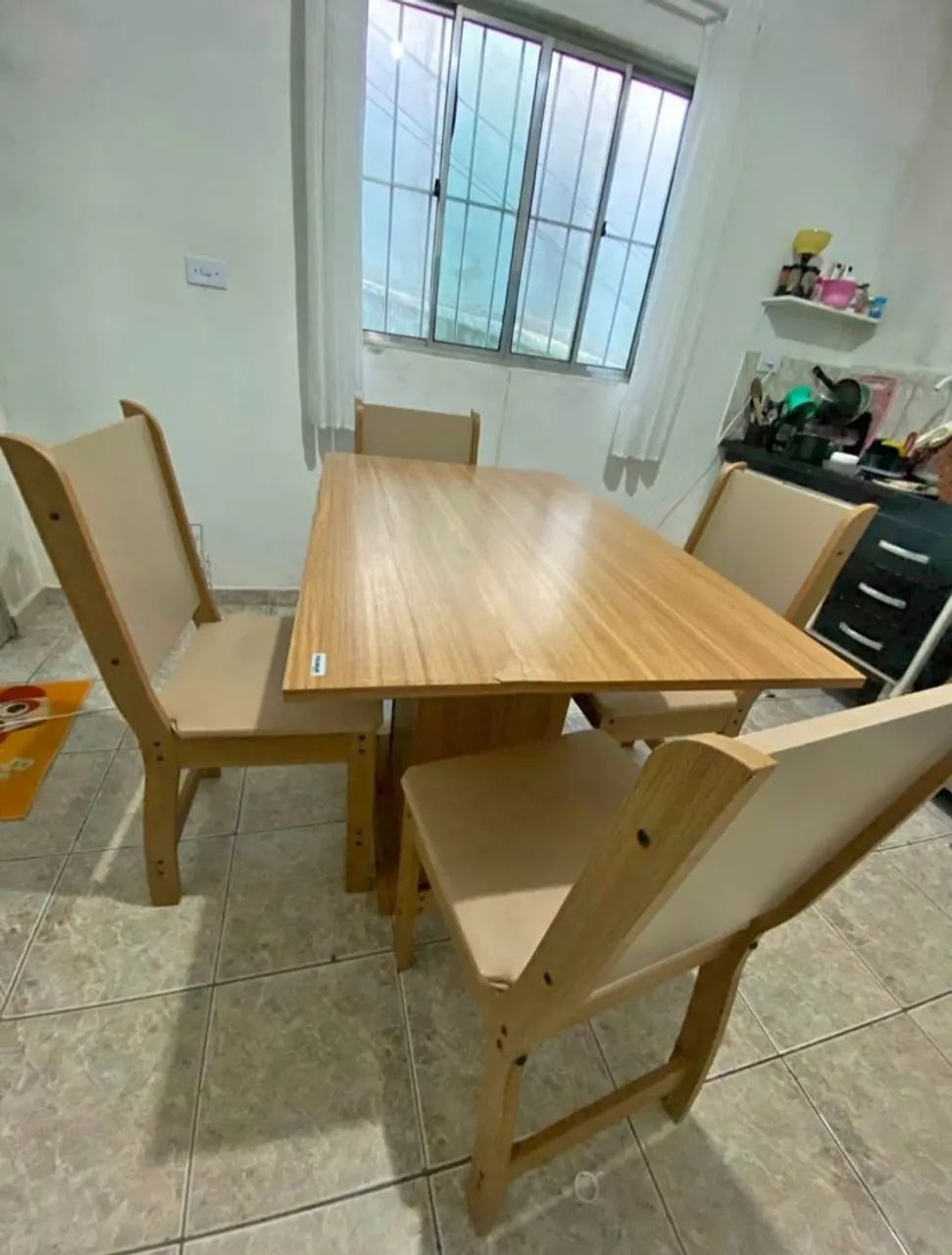 Mesa com 4 cadeiras