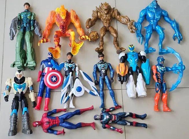 lote de bonecos marvel e max steel