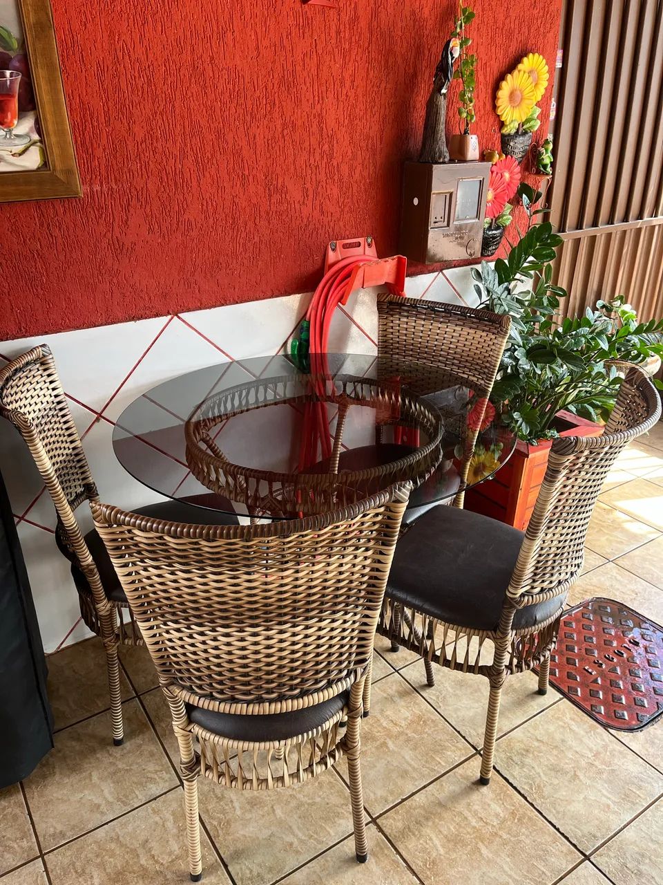 Mesa com quatro cadeiras - Foto 4