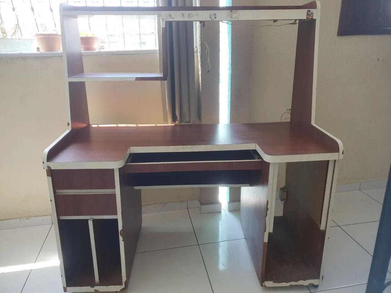 Vendo mesa de escritório com gaveta e espaço pra impressora - Foto 3
