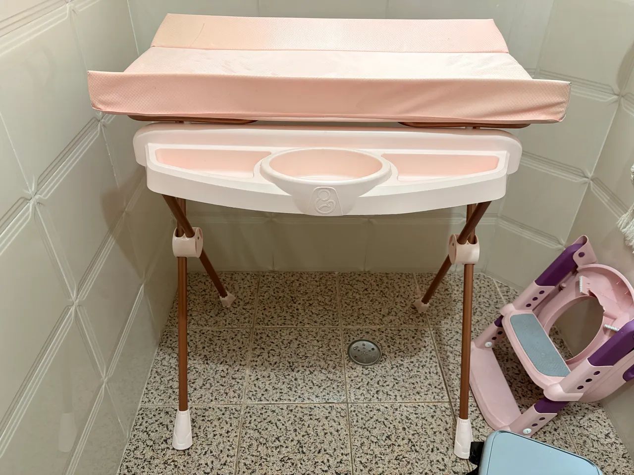 Suporte para banheira e trocador de bebê 