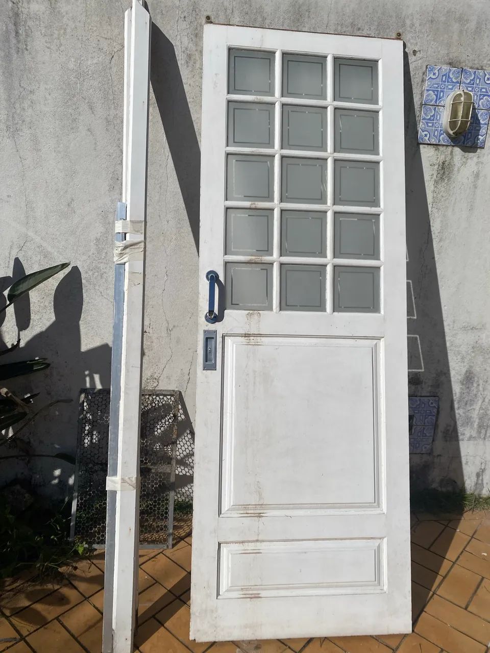 Porta de correr de madeira e vidro jateado 