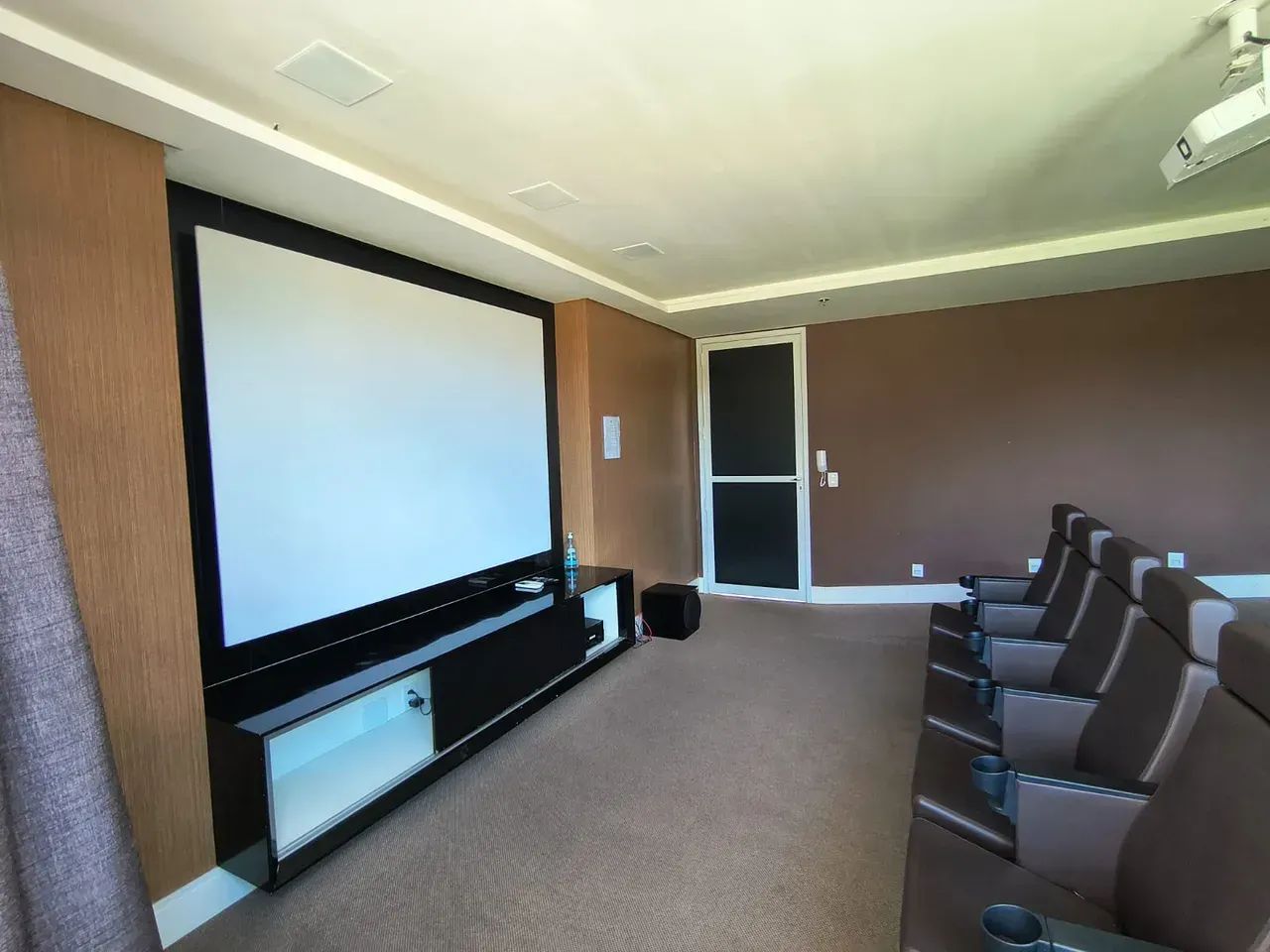 Alugo Apartamento com móveis fixos e com três Dormitórios - Foto 4