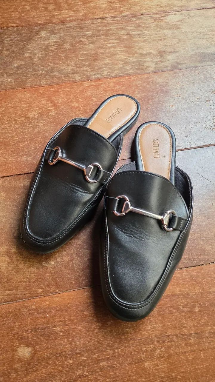 mule preto com detalhe prateado