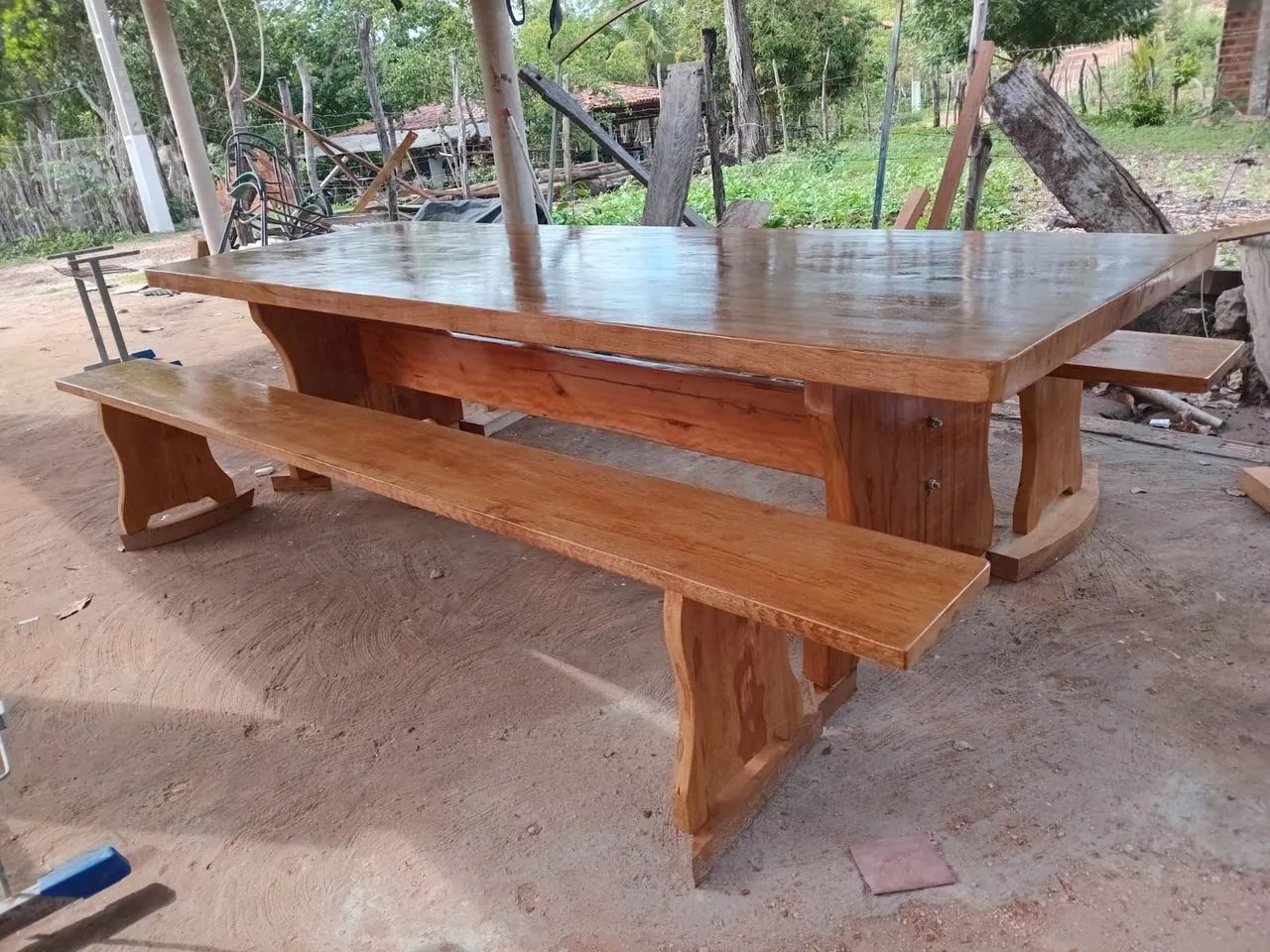 Mesa rustica com dois bancos