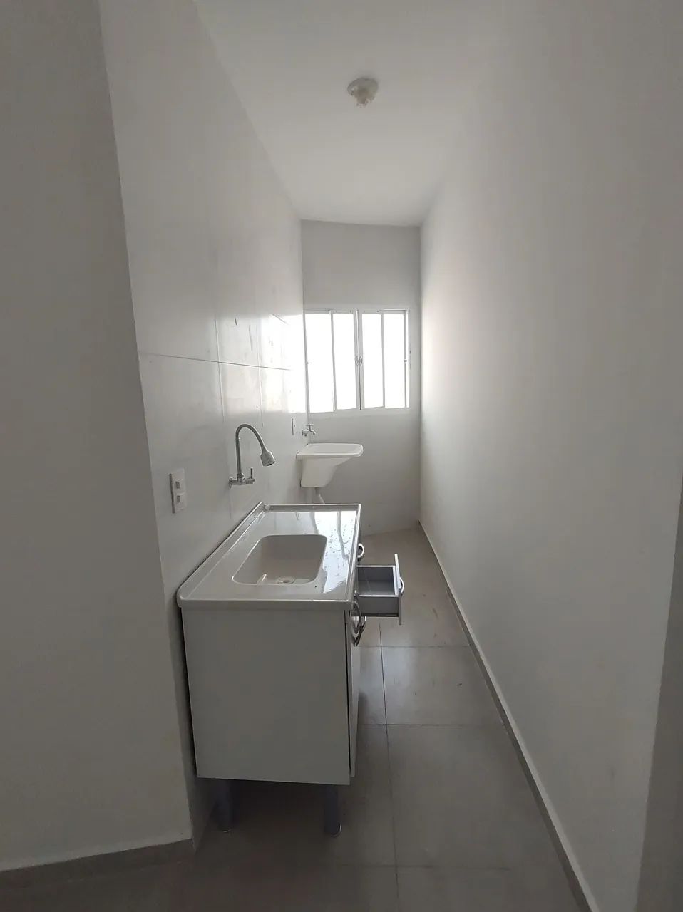 Kitnet ampla e arejada com espaço extra - Foto 5