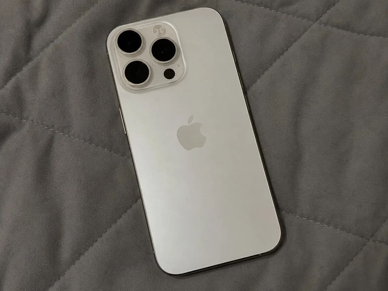 iPhone 15 Pro Branco - Muito Conservado