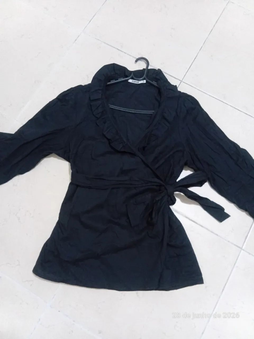 Blusa preta transpassada  - Foto 3
