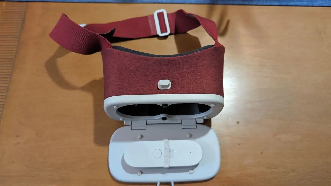 Headset de Realidade Virtual Google Daydream View na cor Carmesim.
