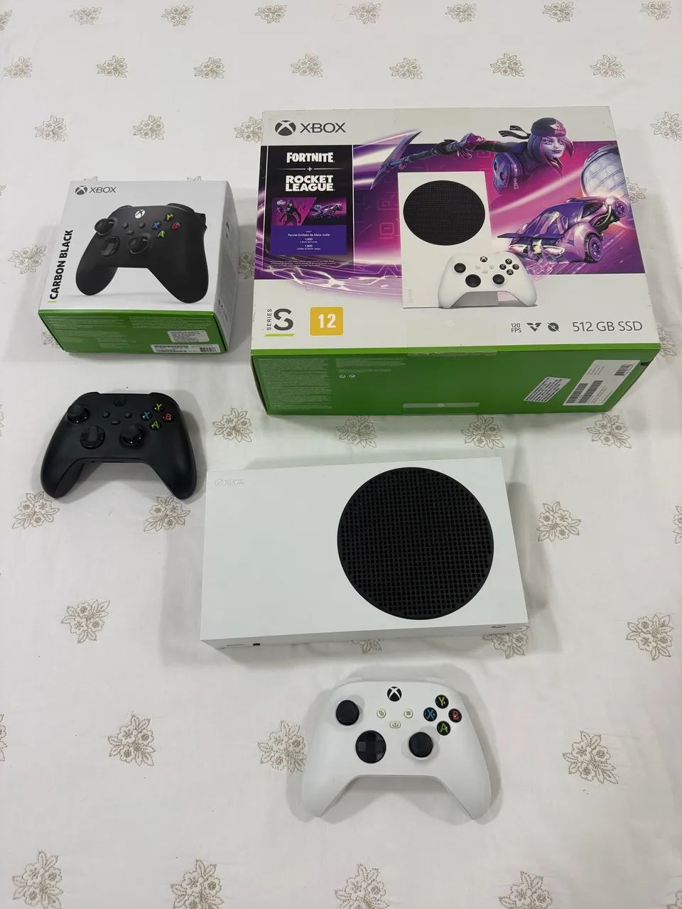 Xbox Series S com dois controles 