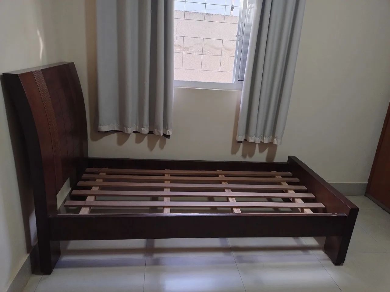 Cama de solteiro de madeira muito bonita  - Foto 2