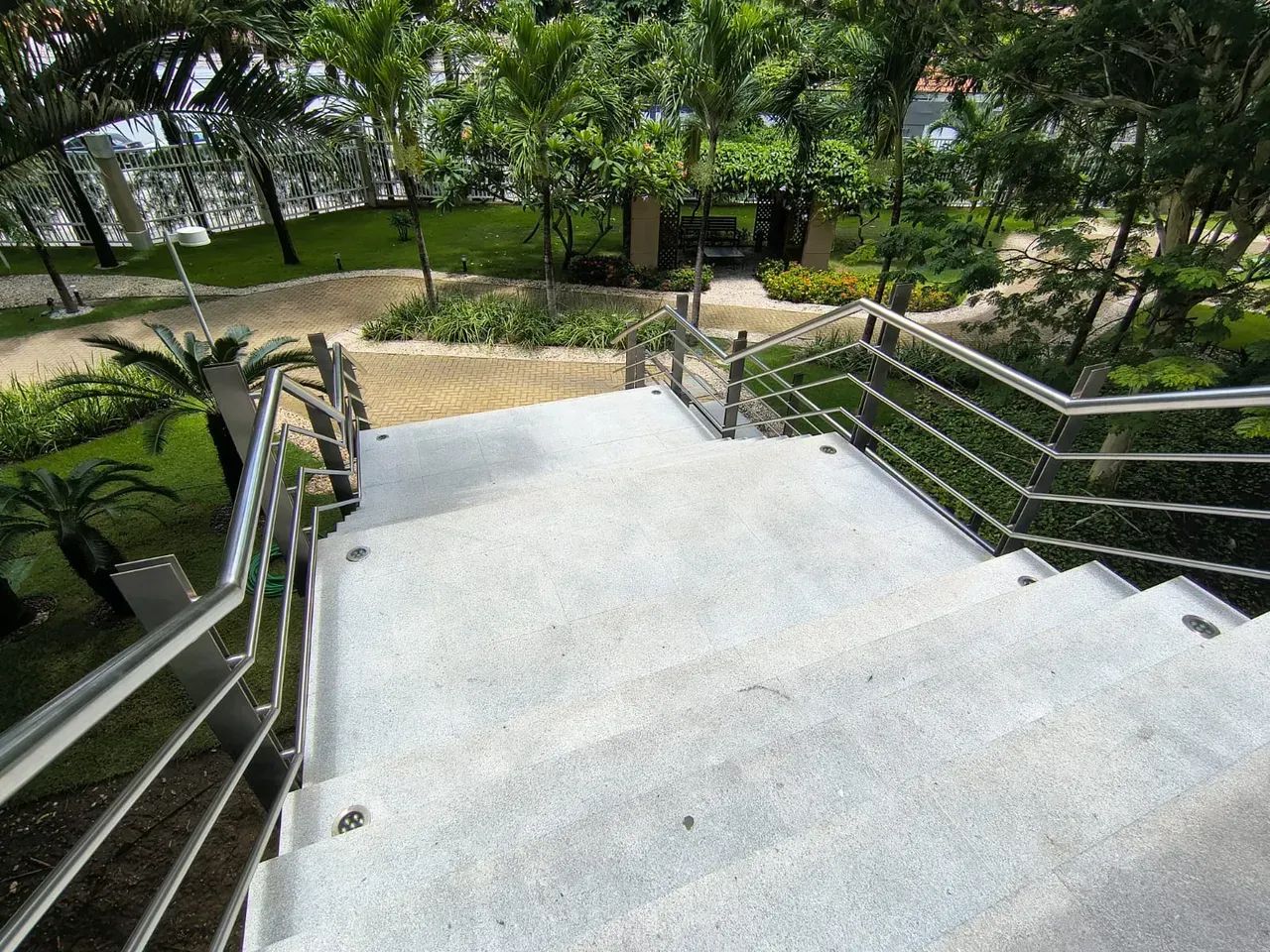 Alugo Apartamento com móveis fixos e com três Dormitórios - Foto 3