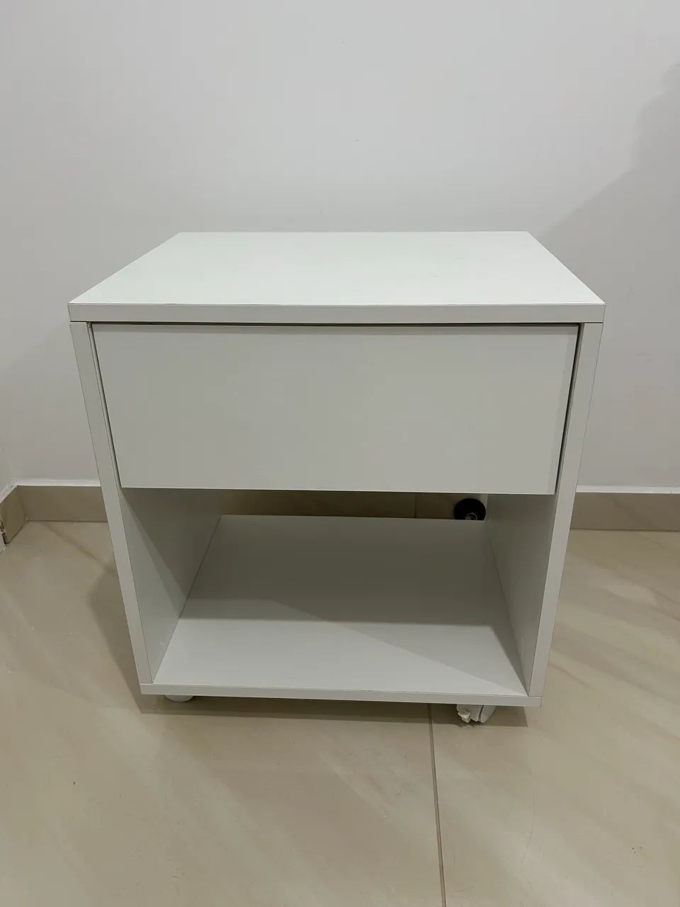 Mesa de cabeceira branca 