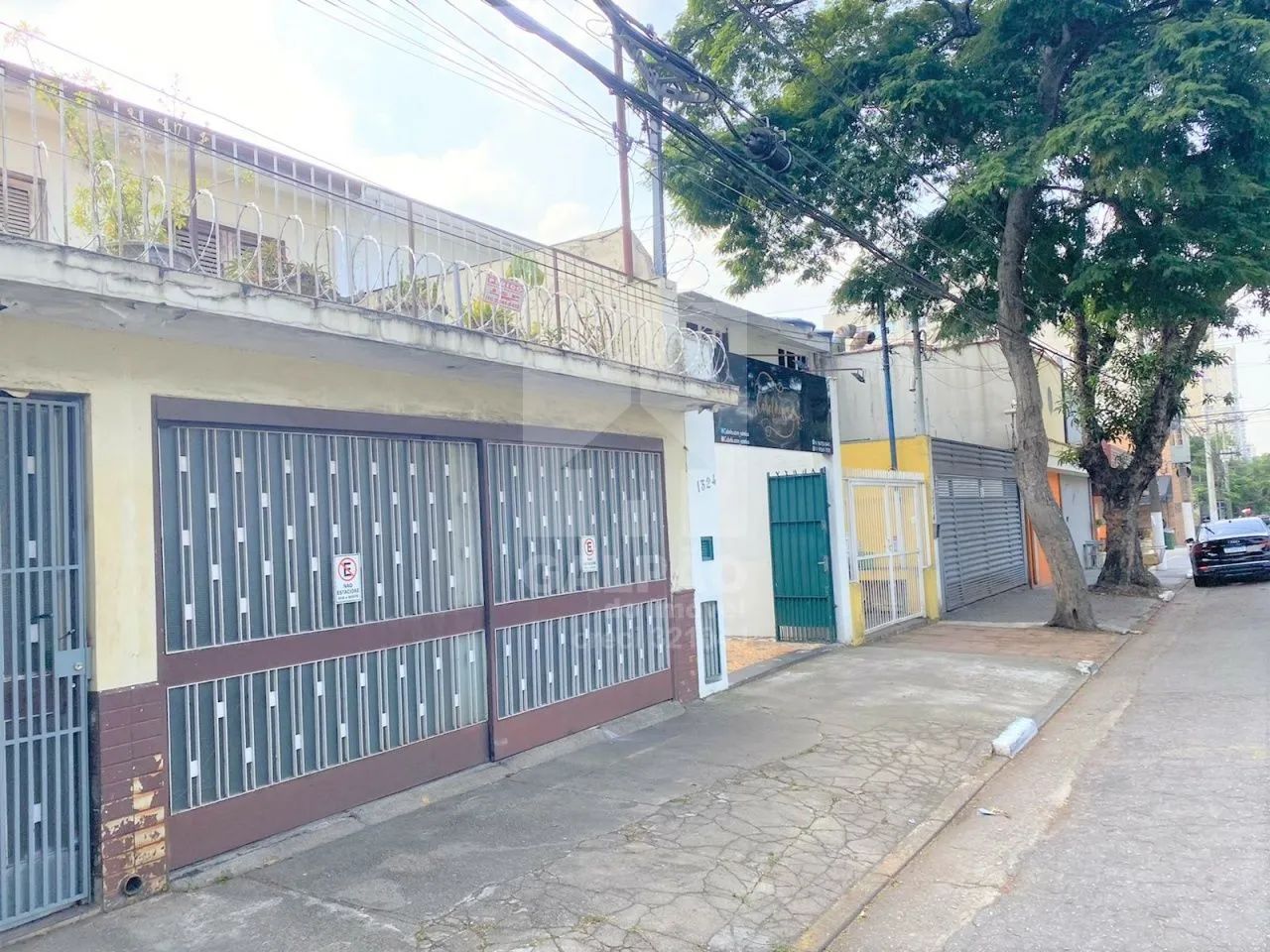 Moema sobrado com cômodos amplos, precisa reforma, venda rápida, com portão de ferro front - Foto 2