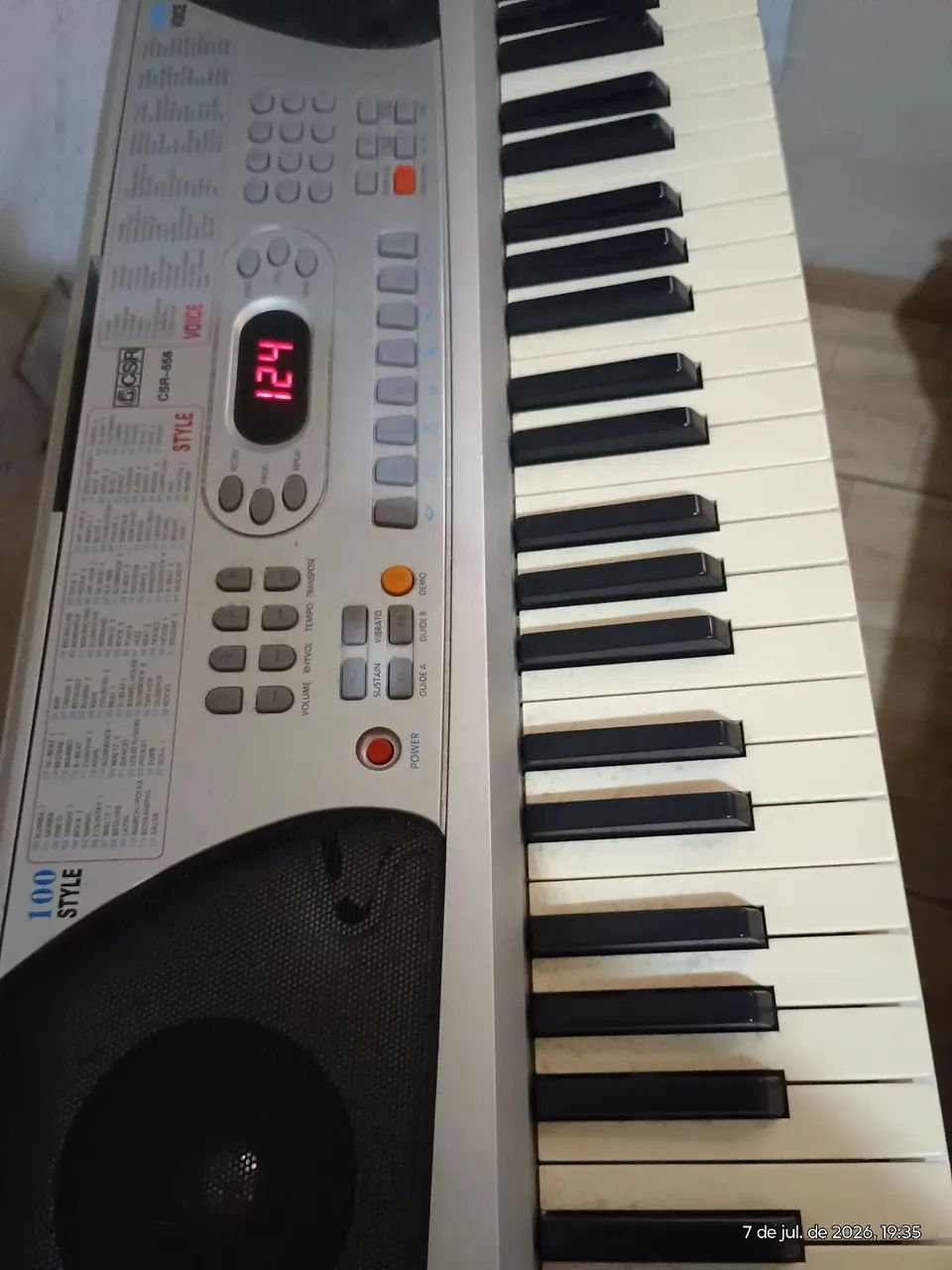 Teclado musical e estante 