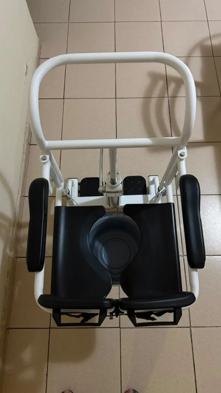  Cadeira de Transferência Higiênica / Elevação Hidráulica / Sanitária / 130kg - Foto 5