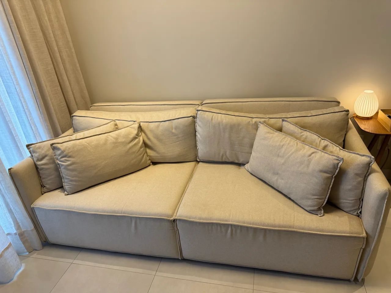 Sofá quatro lugares - Marca: Design Estúdio Maisofa / Modelo: sofá Feriado 