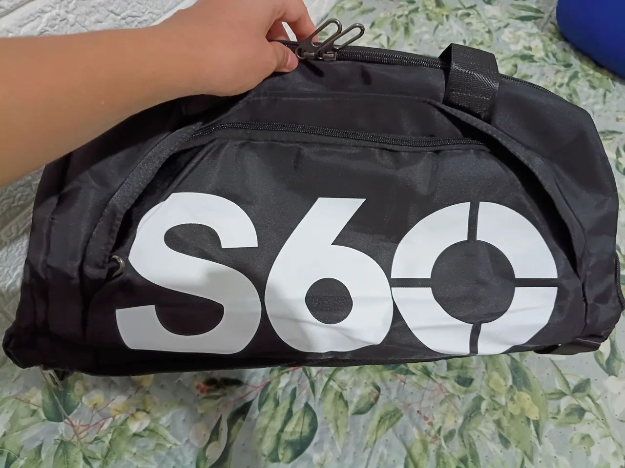 Vende-se bolsa preta transversal e impermeável 