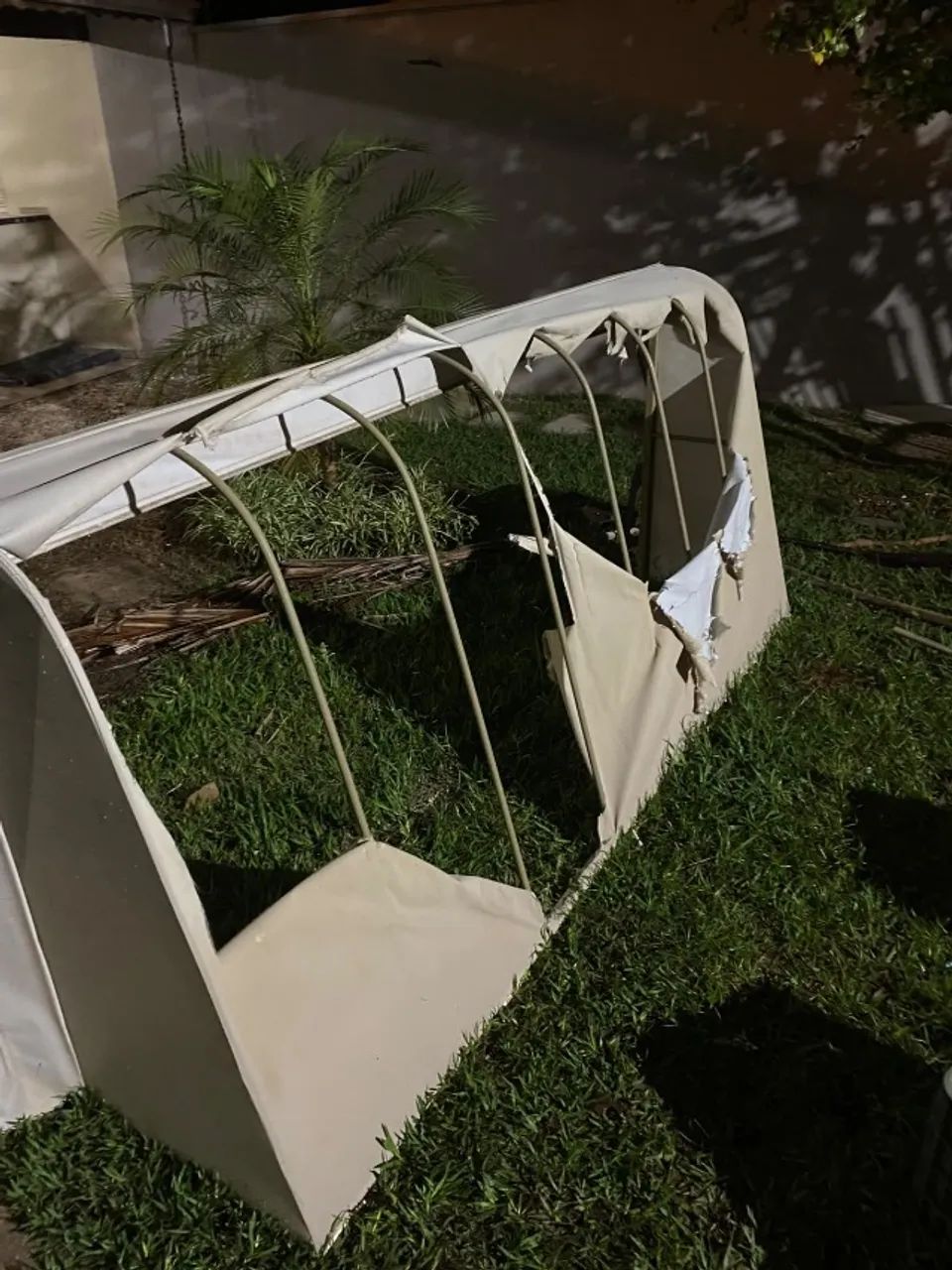  Vendo duas estruturas de toldo ( Ferragens ) 