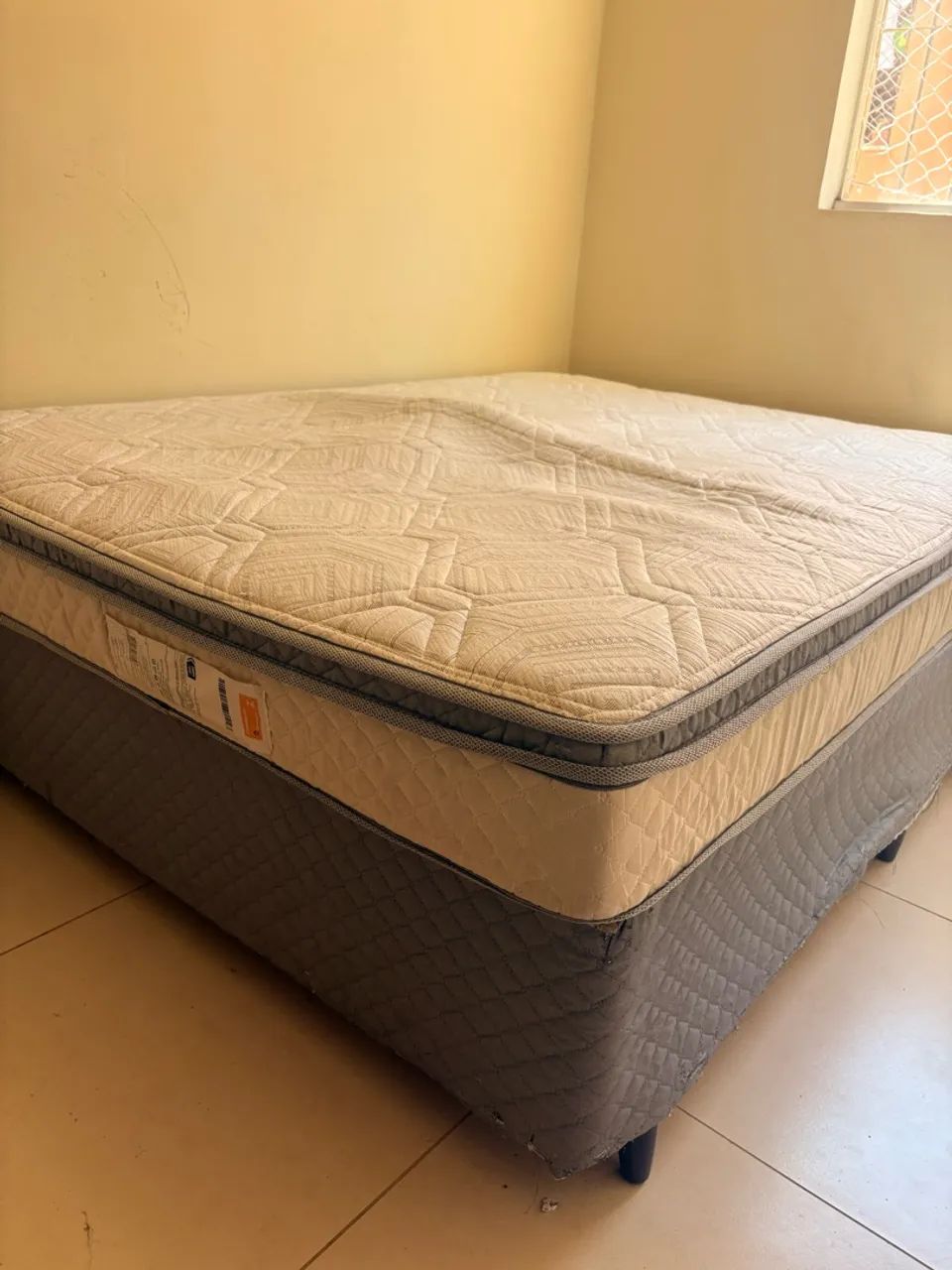 Cama box com colchão seminova 