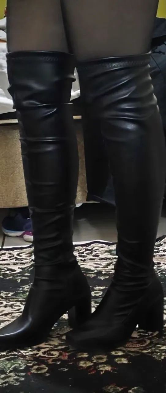 Bota cano longo preta com salto  - Foto 4