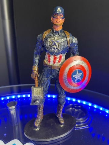 Capitão América com o martelo Thor 