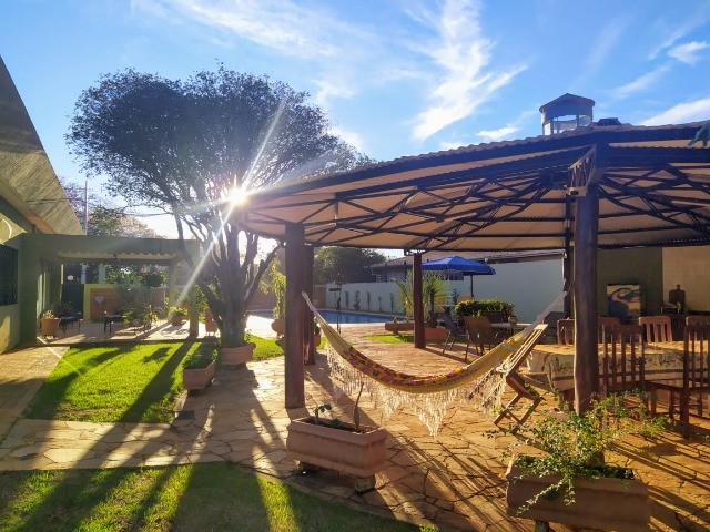 Pequena mansão 4 Suítes com excelente área de lazer - Foto 5