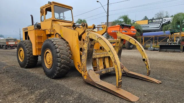 Pá Carregadeira Michigan Clark 125A ano 1983 engate rapido com garfo e concha
