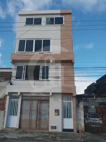 CASA DE 3 ANDARES À VENDA NA RUA ALAGOAS.